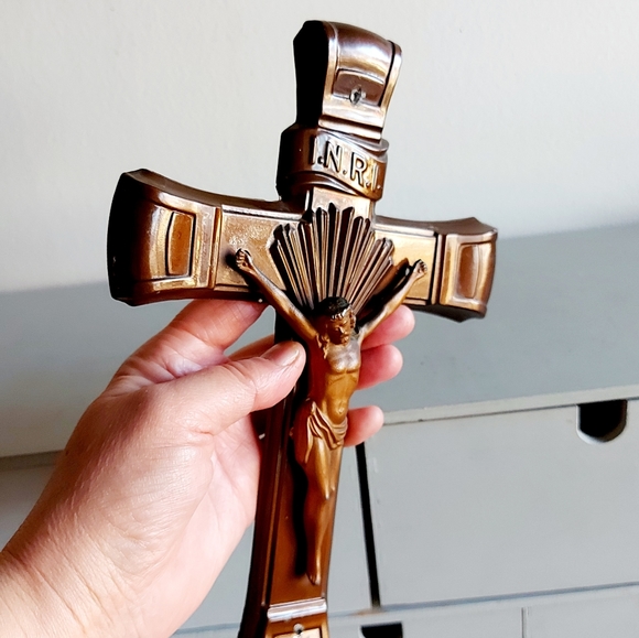 Metal crucifix in shades of brown and bronze. - Picture 5 of 9